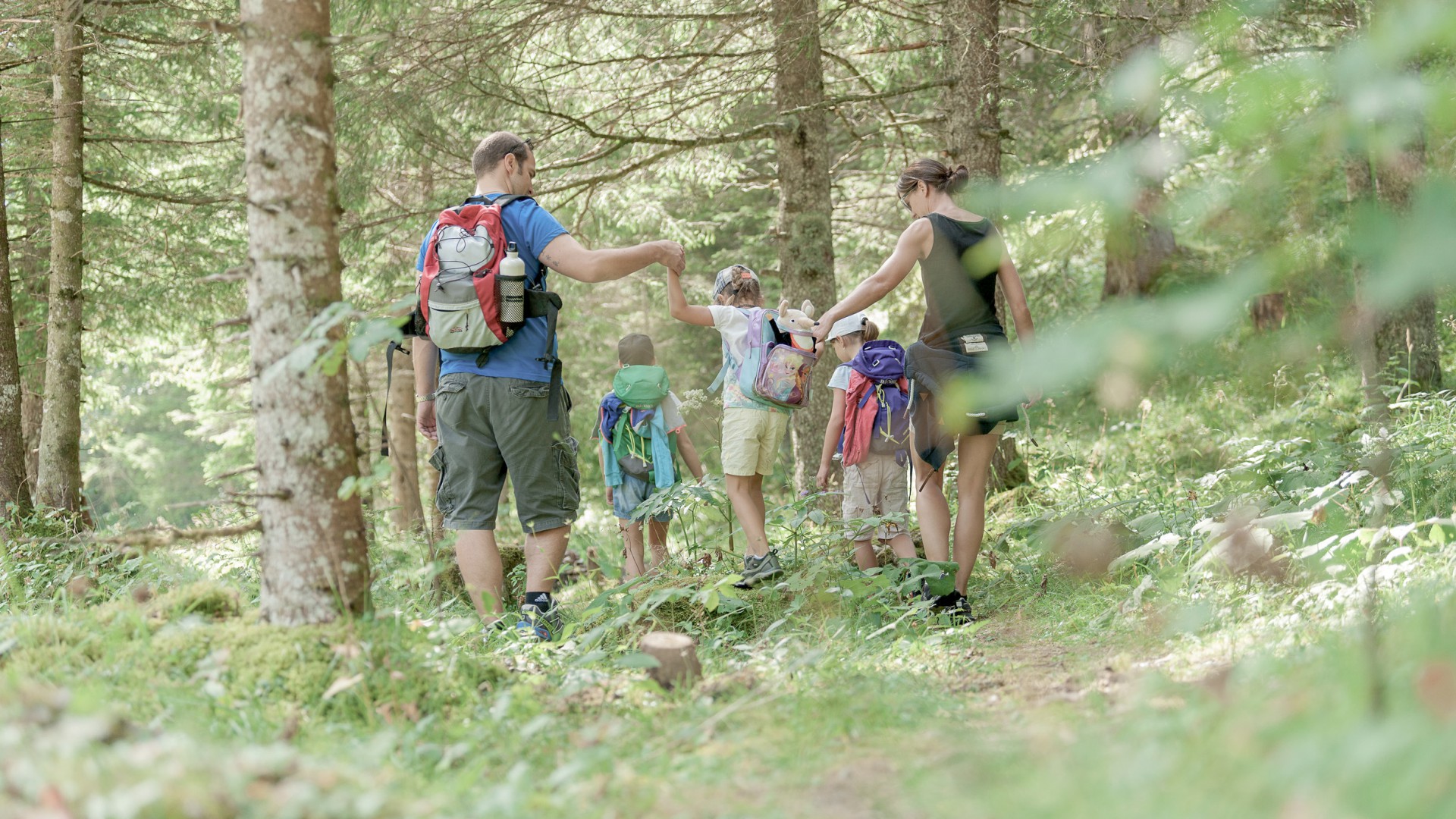 Familie beim Wandern im Wald bei Malbun