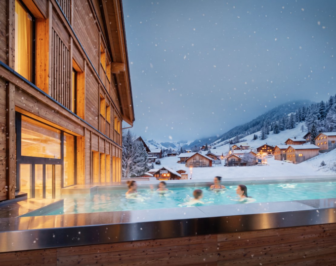 Warme Wasserwelten und weisses Winterglück Symbolfoto