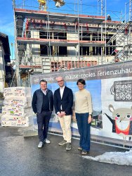Alexander Berger, Sebastian Kramer (Auditor Hotellerie Suisse), Petra Sternat in front of the Hotel Gorfion construction site